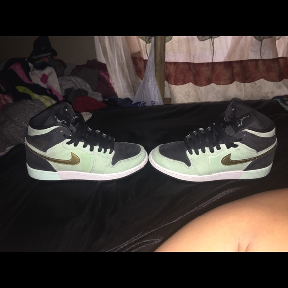 Shoes - Picture 3 of 6